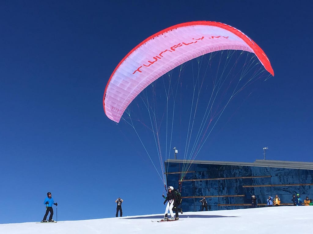 Tandemstart mit dem Gleitschirm mit Ski